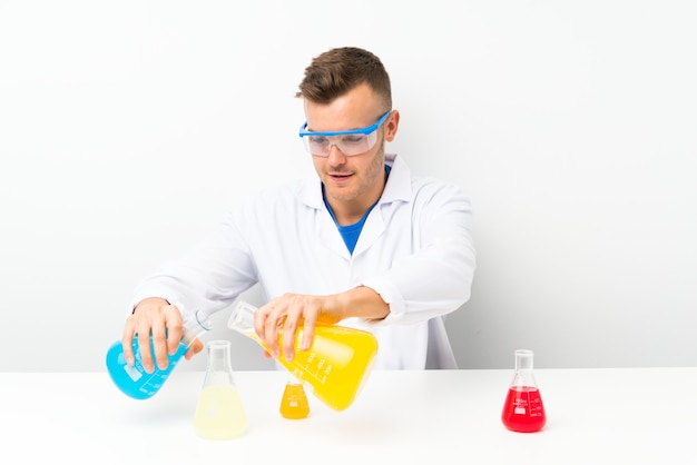 Zdjęcie młody naukowiec z dużą ilością kolby laboratoryjnej