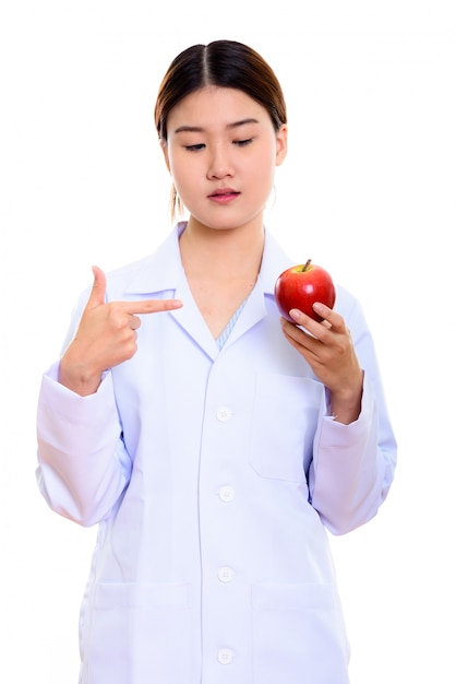 Młody Piękny Azjatycki Lekarz Kobieta Trzyma I Wskazuje Czerwone Jabłko