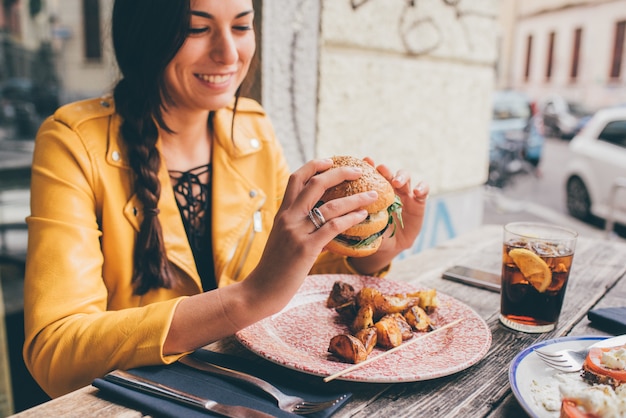 Młody Piękny Caucasian Kobiety łasowania Hamburger