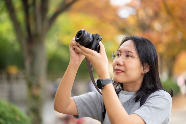 Młody Piękny Fotograf Z Profesjonalnym Aparatem Biorąc Piękne Zdjęcie