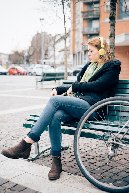 młody piękny hipster sportowy blond kobieta