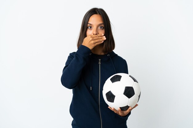 Młody piłkarz kobieta na białym obejmujące usta ręką