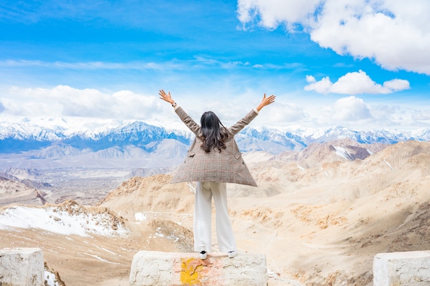 Młody Podróżnik Azjatycki Kobieta Z Widokiem Miasta Leh Ladakh