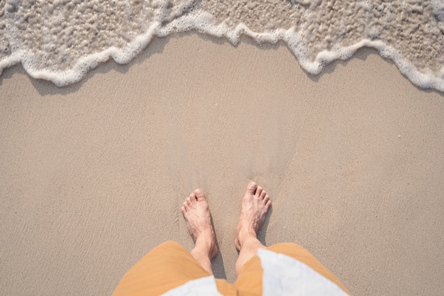 Młody podróżnik i fala oceanu miękkiego na tropikalnej plaży latem