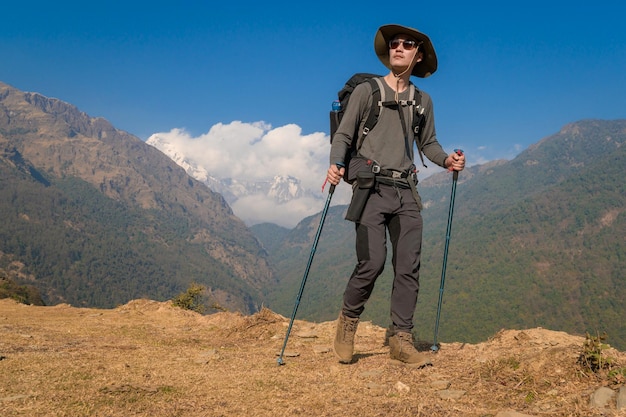 Młody podróżnik trekking leśnym szlakiem Nepalu