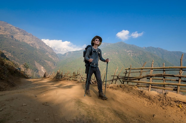 Młody Podróżnik Trekking Leśnym Szlakiem Nepalu