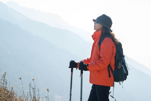 Młody Podróżnik Trekking Leśnym Szlakiem Nepalu