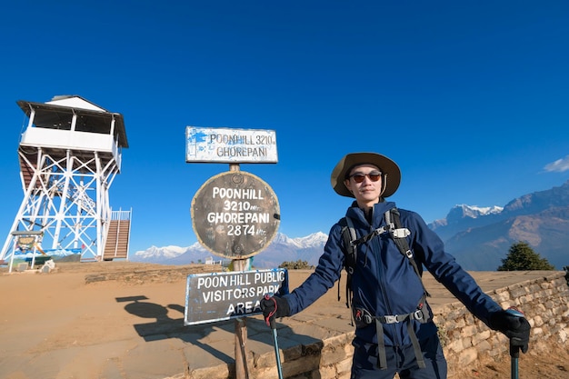 Młody podróżnik trekking w punkcie widokowym Poon Hill w Ghorepani Nepal