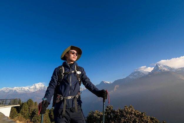 Młody podróżnik trekking w punkcie widokowym Poon Hill w Ghorepani Nepal
