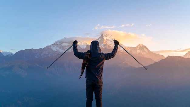 Młody podróżnik trekking w punkcie widokowym Poon Hill w Ghorepani Nepalx9xA