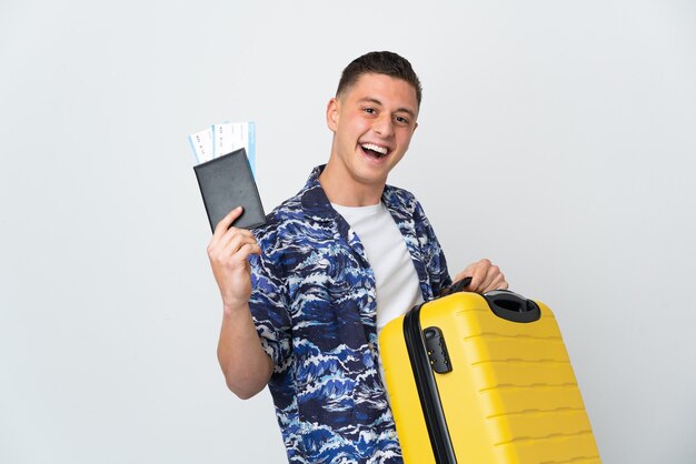Młody podróżnik trzymający walizkę