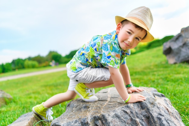 Młody podróżnik w kapeluszu na kamiennym tle