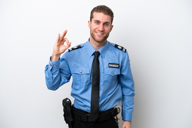 Młody policjant kaukaski mężczyzna na białym tle na białym tle pokazując znak ok palcami