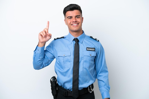 Młody policjant kaukaski mężczyzna na białym tle pokazujący i podnoszący palec na znak najlepszych