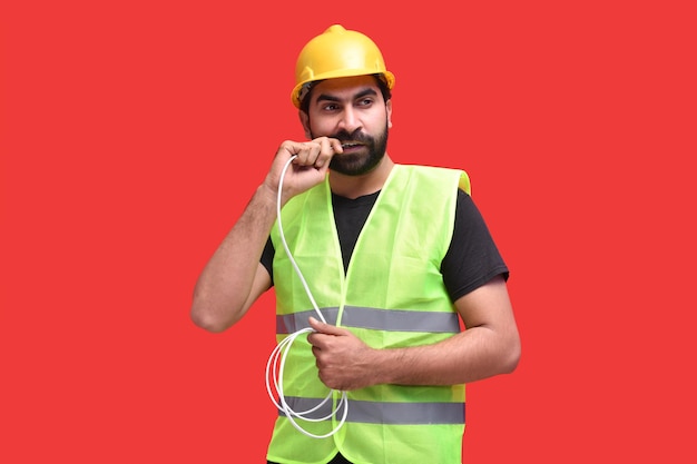młody pracownik budowlany trzymający drut indyjski model pakistański