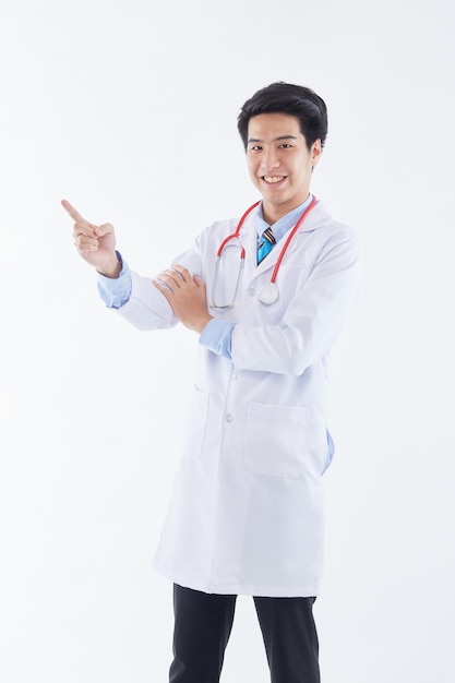 Młody przystojny azjatycki lekarz w mundurze