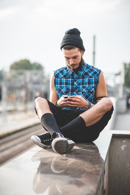 Młody Przystojny Brodaty Mężczyzna Hipster