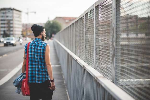 Młody Przystojny Brodaty Mężczyzna Hipster