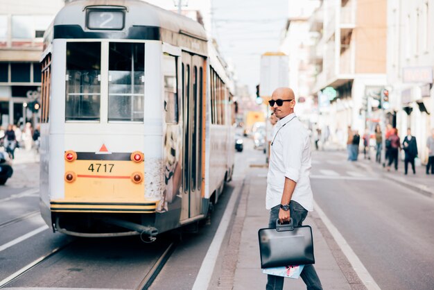 Młody przystojny caucasian łysy biznesowego mężczyzna czekanie dla tramwaju
