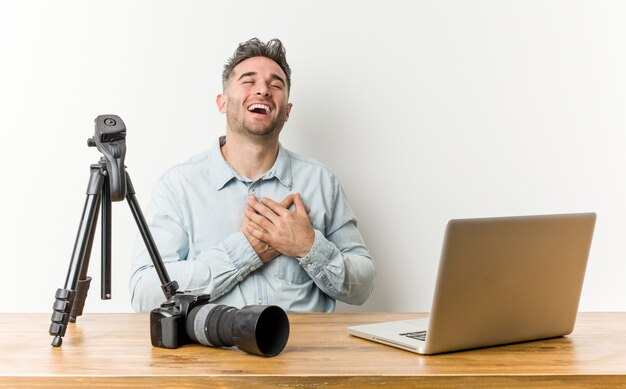 Młody Przystojny Fotografia Nauczyciel śmia Się Utrzymujący Ręki Na Sercu, Pojęcie Szczęście.