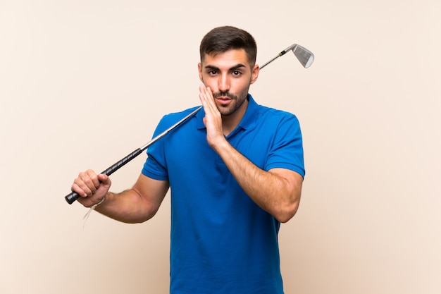 Młody przystojny golfisty mężczyzna szepcze coś nad odosobnioną ścianą