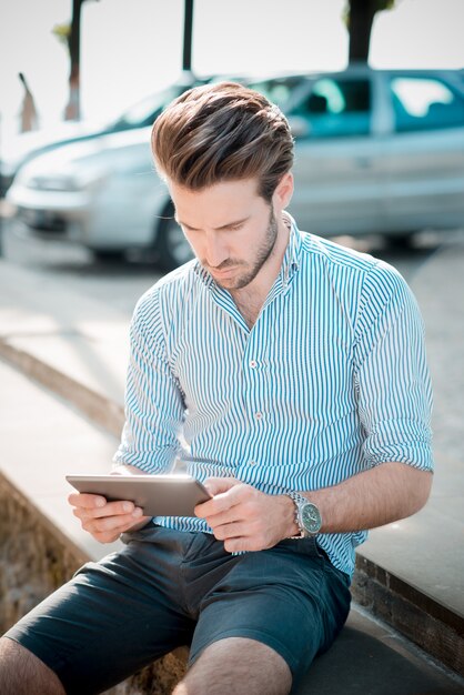 młody przystojny hipster nowoczesny człowiek odkryty przy użyciu tabletu