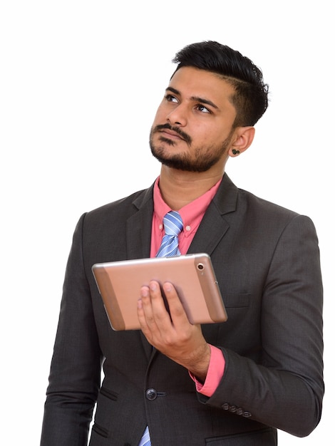 Młody Przystojny Indyjski Biznesmen Za Pomocą Cyfrowego Tabletu