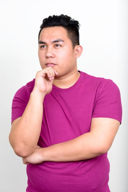 młody przystojny mężczyzna Filipino z nadwagą na białej ścianie