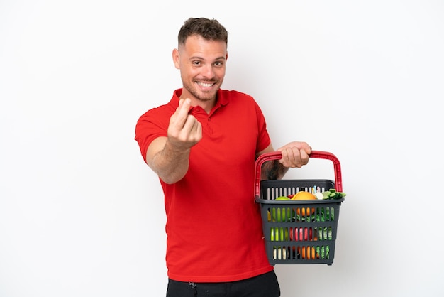 Młody przystojny mężczyzna rasy kaukaskiej