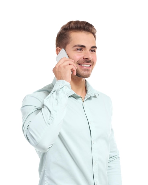 Młody przystojny mężczyzna rozmawia przez telefon komórkowy na białym tle