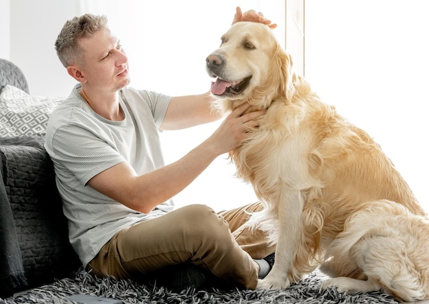 Młody Przystojny Mężczyzna Z Psem Golden Retriever