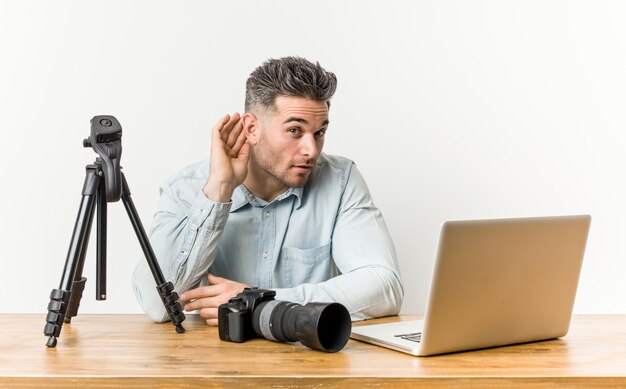 Młody Przystojny Nauczyciel Fotografii Próbuje Słuchać Plotek.