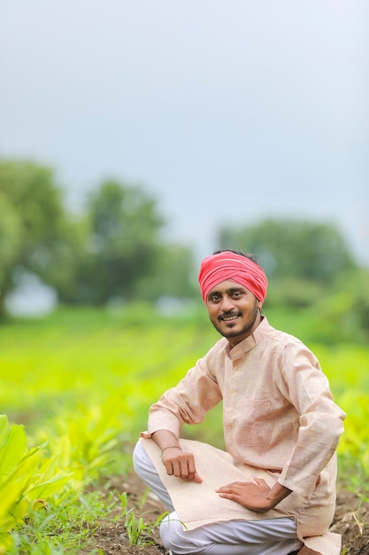 Młody rolnik indyjski w dziedzinie rolnictwa kurkumy.