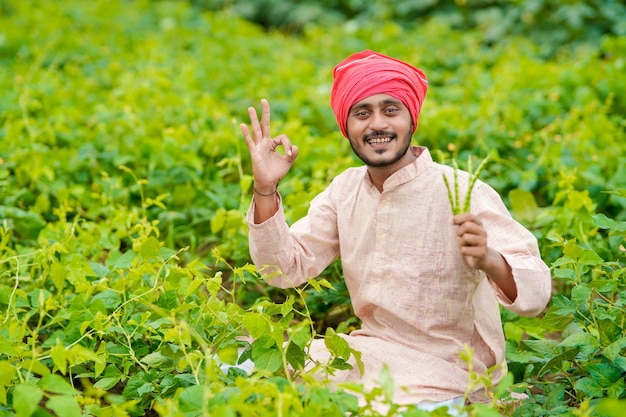 Młody rolnik indyjski w dziedzinie rolnictwa.
