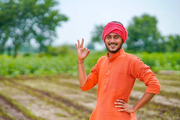 Młody rolnik indyjski w dziedzinie rolnictwa.