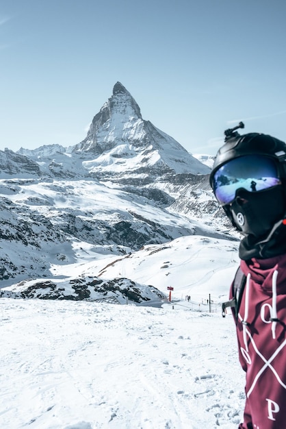 Młody snowboardzista spędza ferie zimowe w Zermatt w pobliżu słynnego szczytu Matterhorn