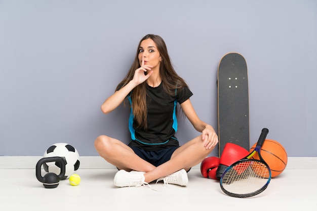 Młody Sport Kobieta Siedzi Na Podłodze Robi Gest Ciszy