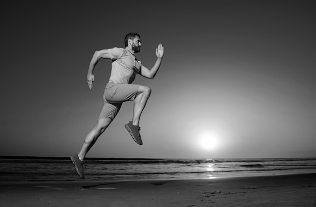 Zdjęcie młody sportowiec biegający zdrowy styl życia koncepcja dynamiczny ruch skokowy sport i zdrowy