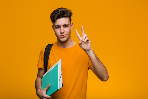 Młody student człowiek posiadający książki o świetny pomysł, kreatywności.