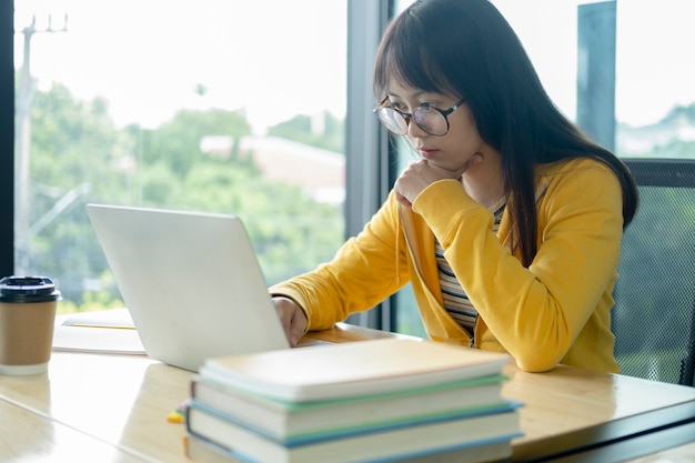 Młody student kolażu korzystający z komputera i urządzenia mobilnego studiujący online.