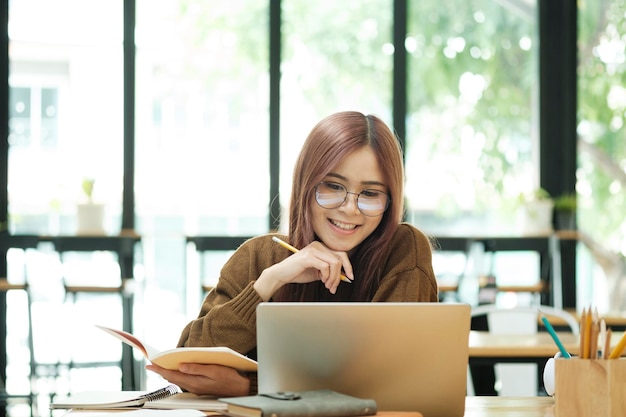 Młody student kolażu korzystający z komputera i urządzenia mobilnego, uczący się online