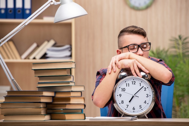 Młody Student Przygotowuje Się Do Egzaminów Szkolnych