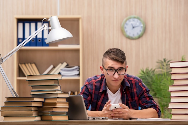 Młody student przygotowuje się do egzaminów szkolnych