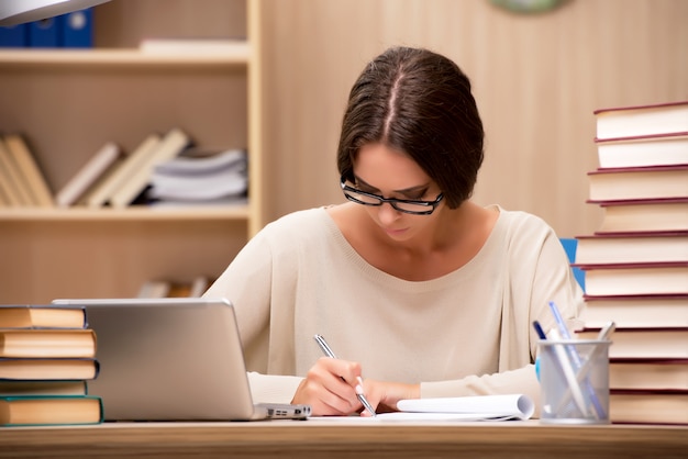 Młody student przygotowuje się do egzaminów uniwersyteckich