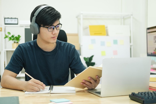 Młody Student Studiuje W Domu Używa Laptopa I Uczy Się Onlinexd