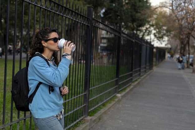 Młody student z Ameryki Łacińskiej odpoczywa i bierze łyk kawy