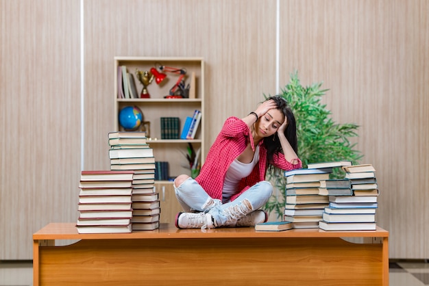 Młody studentka przygotowuje się do egzaminów szkolnych uczelni