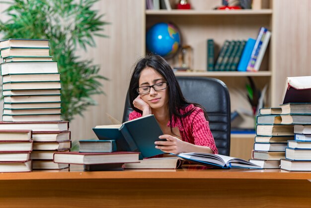 Młody Studentka Przygotowuje Się Do Egzaminów Szkolnych Uczelni