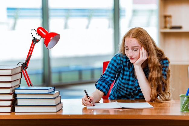 Młody studentka przygotowuje się do egzaminów