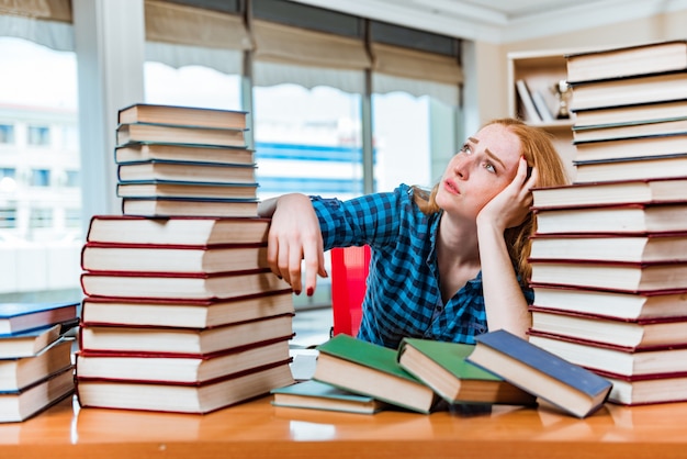 Młody studentka przygotowuje się do egzaminów